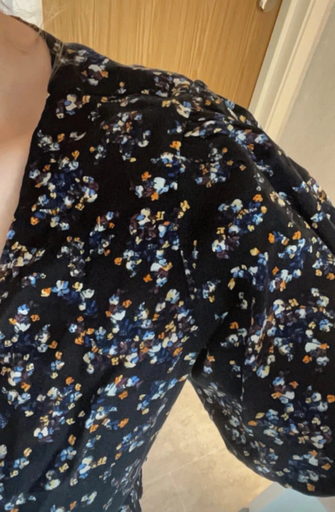 Svart blommig croppad blus - 1