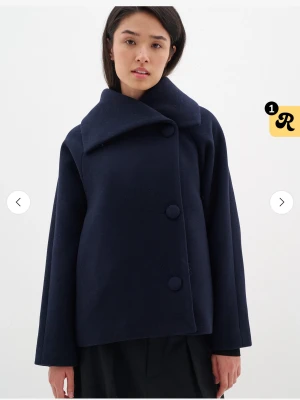 Kappa ull kort - Världens snyggaste ullkappa från Inwear! Slutsåld överallt. Helt ny med lappar kvar. 50% ull. Nypris 2600