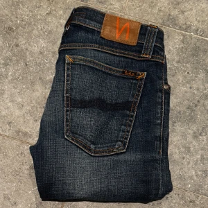 Nudie jeans  - Säljer feta slim fit nudie jeans med fades. Jeansen är i storlek W 25, L32, men de är större i midjan än vad storleken säger. Vid funderingar tveka inte på att kontakta oss på Nudie closet! 