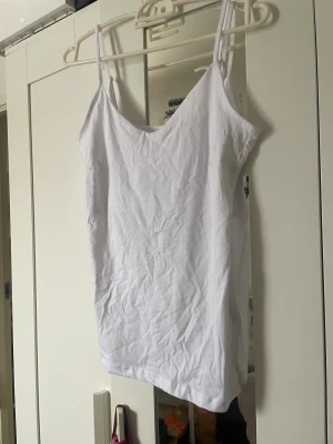 linne - figurnära och tight • bra kvalite • passar som S/M • justerbar • aldrig använd