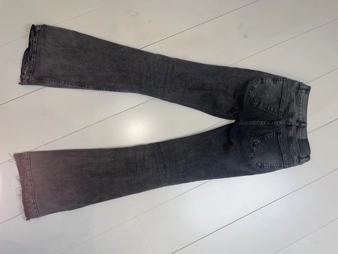 Svarta bootcut jeans med rå kant - 1