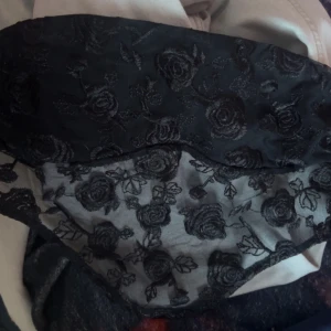 tubtopp med blommönster - Snygg tub topp med spetsdetalj i blommönster. den har en dragkedja där bak🩷