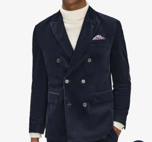 Ny  John Henric dubbelknäppt kavaj manchester  - Helt ny grym dubbelknäppt manchesterkavaj från John Henric. Perfekt för både avslappnade sammankomster och formella tillfällen • Fullt fodrad • Mjukt manchestertyg för en lyxig känsla • Tre innerfickor • Öppningsbar ärmslits Material: 98% Bomull, 2% Elastan Foder: 100% Viskos Modell: Navy Blue Corduroy Suit Jacket Braddon Nypris 3000 kr Medföljer resefodral