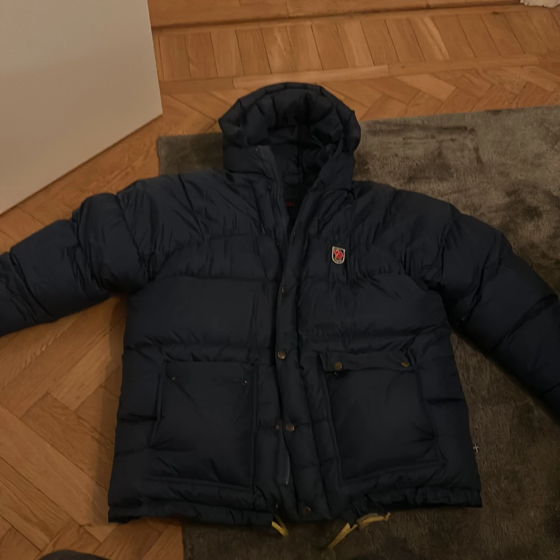 Mörkblå dunjacka från Fjällräven