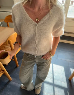 Design by si cardigan  - Säljer denna super fina design by si cardigan i beige, aldrig använd då jag beställde fel storlek. I storlek xs/s, nypris 681 kr 🥰