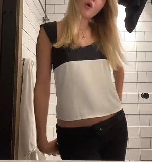 Svartvit ärmlös linnetopp - Säljer en stilren ärmlös linnetopp i svart och vitt. Toppen har en rak, croppad passform med breda axelband och färgblockad design. Perfekt för dig som gillar elegant stil och vill ha något enkelt men snyggt till garderoben. Knappt använd