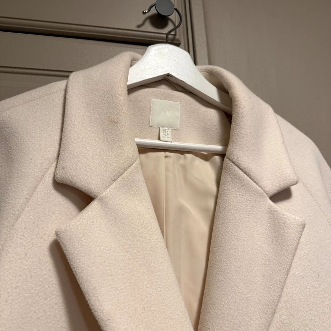 Ljusbeige kappa med knappar - 4