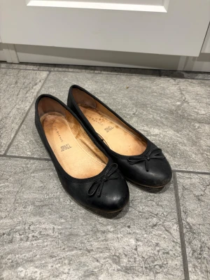 Svarta ballerinaskor med rosett - Snygga svarta ballerinaskor från 5th Avenue med rund tå och en liten rosett framtill. Använda en gång av mig så vet ej hur använda dom e då dom e köpte från vinted men dom e i bra skick