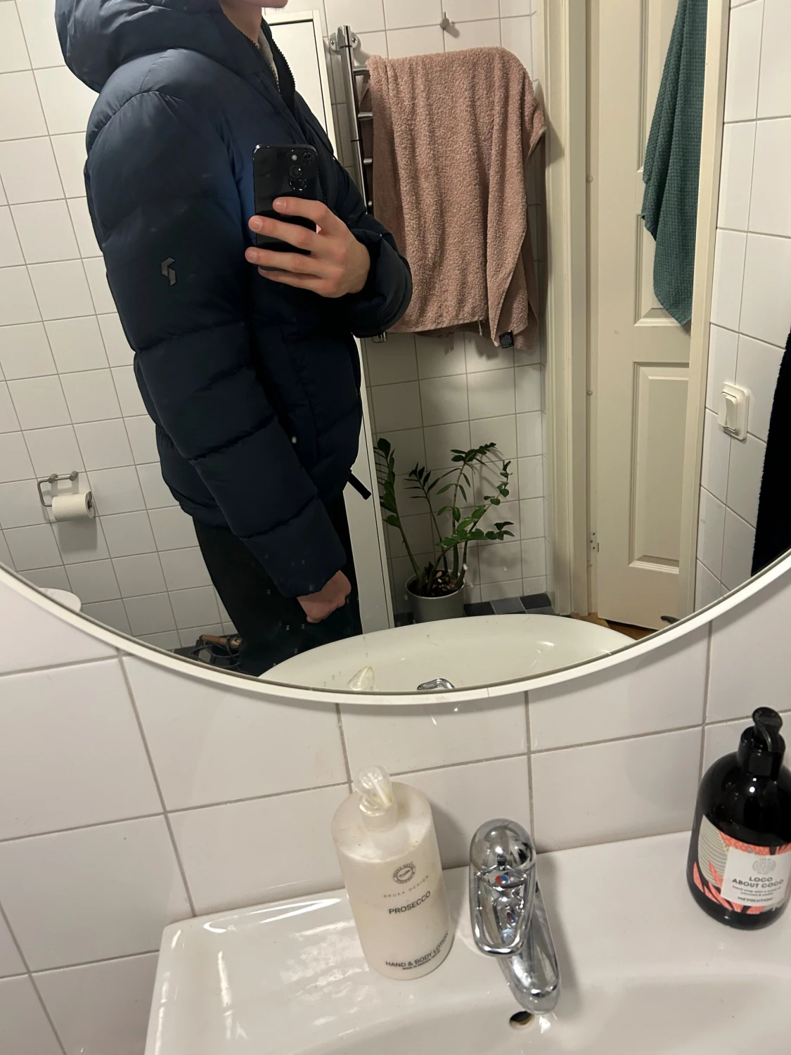 Mörkblå pufferjacka från Peak Performance  - 3