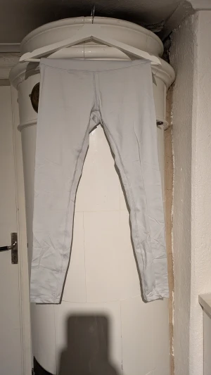 Ljusgrå leggings - Snygga ljusgrå leggings med tight passform och hög midja. Perfekta för att matcha med oversized hoodies eller t-shirts. Mjukt och stretchigt material som sitter skönt mot kroppen. Enkla och stilrena utan detaljer eller mönster.