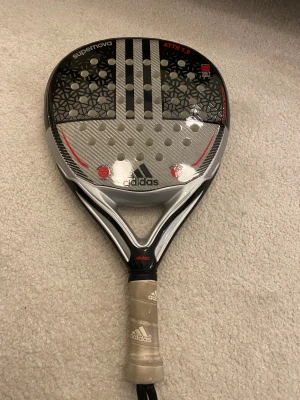 Padelracket  - Padelracket av modellen adidas supernova attk 1.9