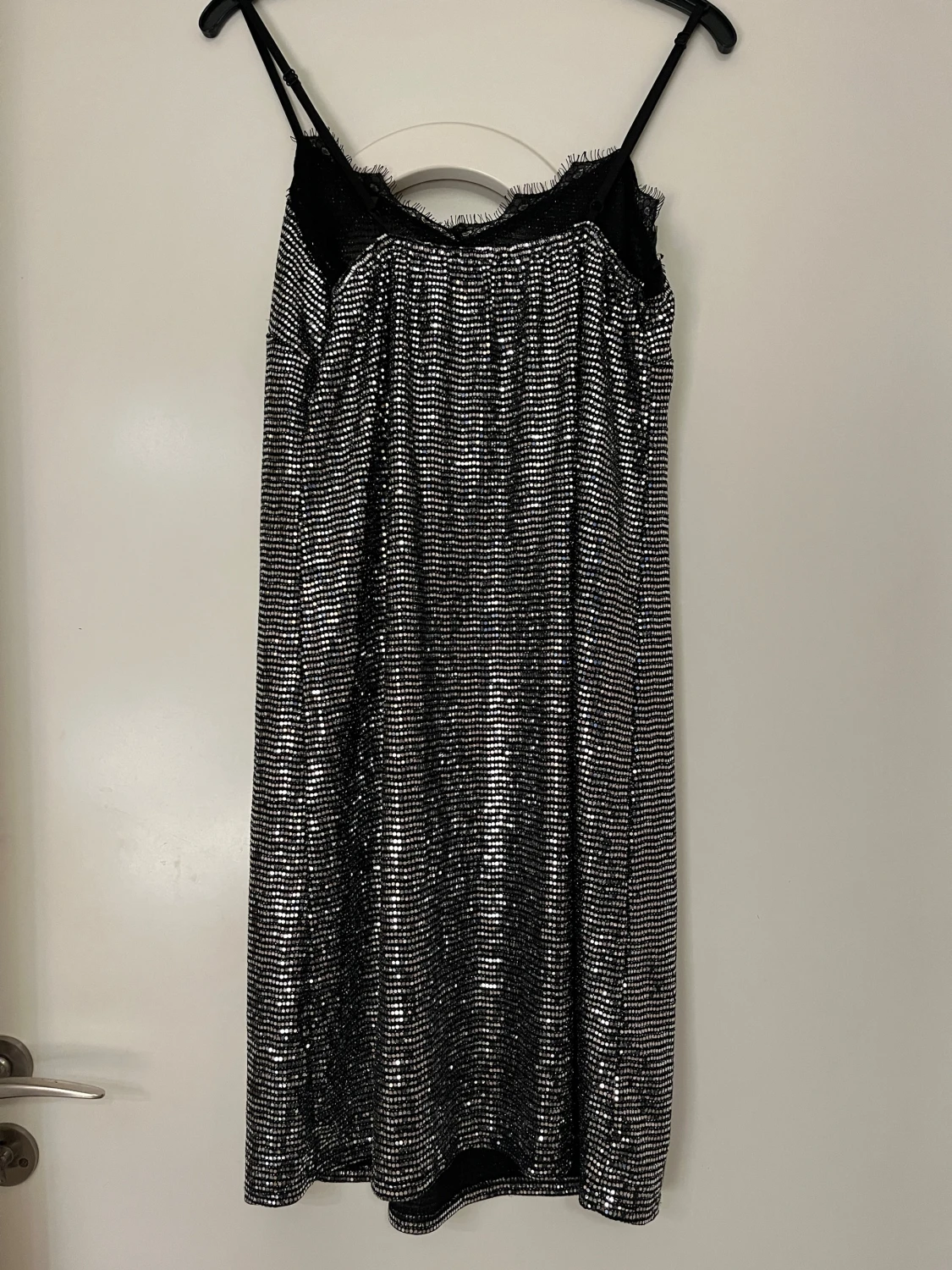 Glittrig silverklänning med spets - 1