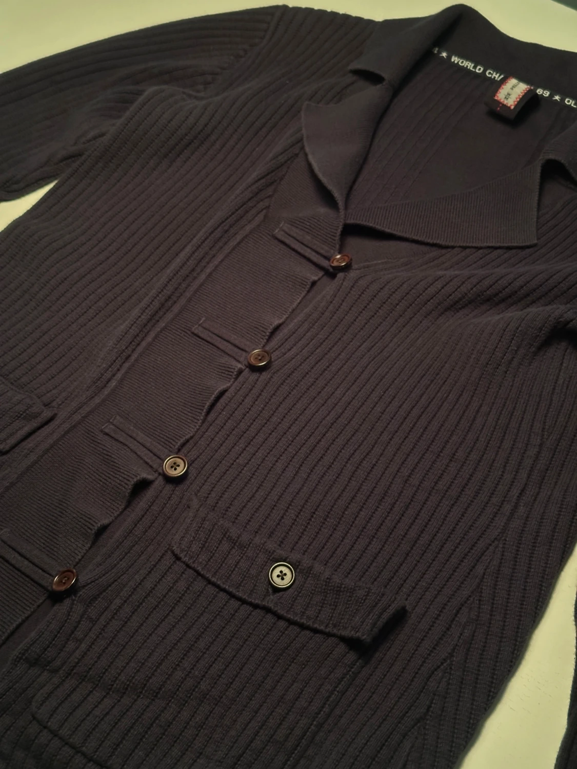 Mörkblå ribbad Pelle P kofta med krage