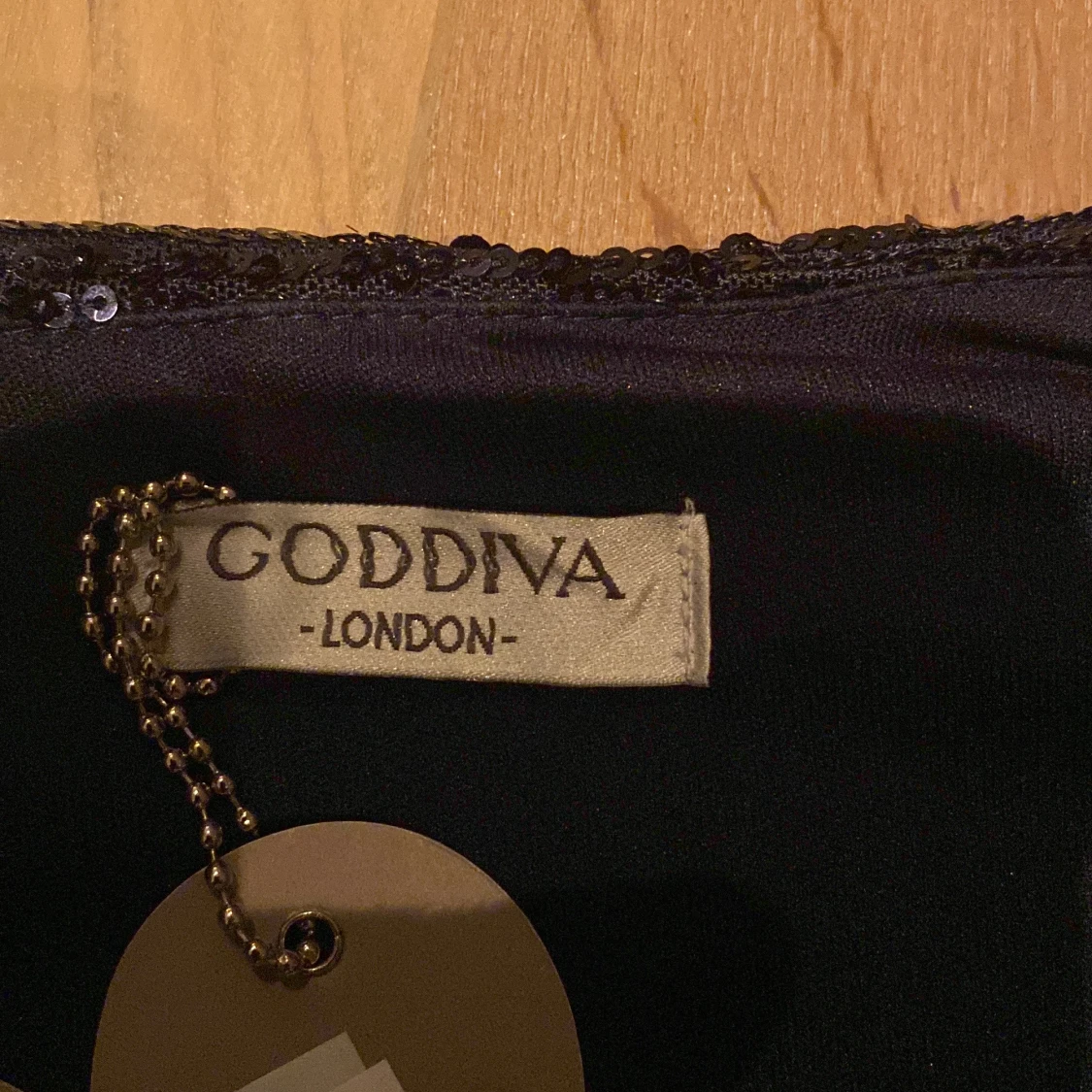 Mörkblå glittrig klänning från Goddiva - 2