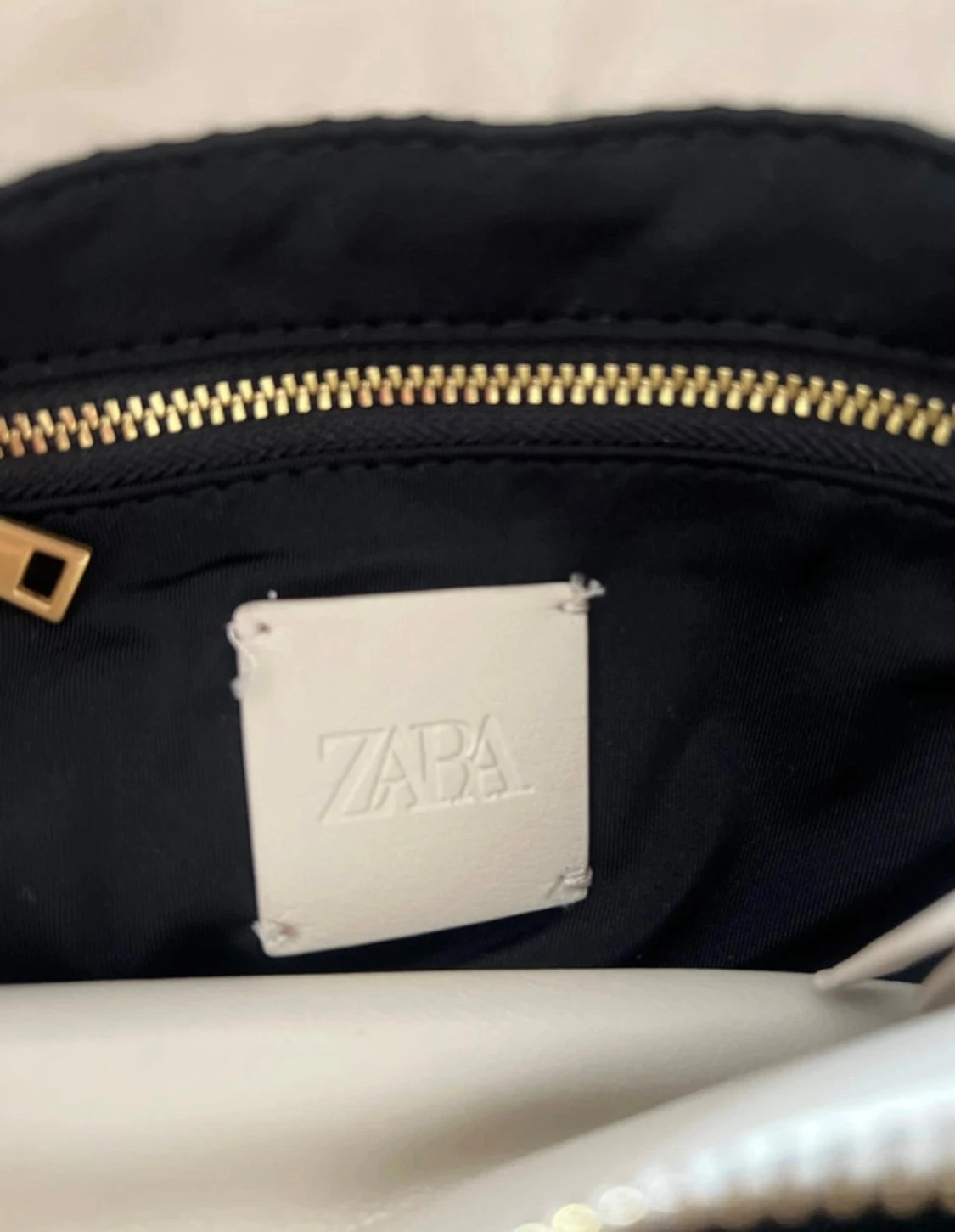 Crémevit axelväska med kedja från Zara - 2