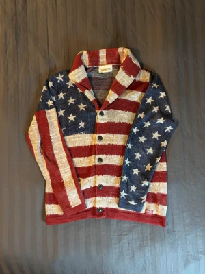 Ralph lauren denim&supply cardigan usa - Tjena säljer en sjukt unik och snygg ralph lauren denim&supply stickad cardigan. Storleken på lappen är L men skulle säga att den sitter mer åt M hållet. 