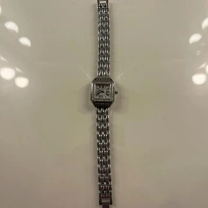 Silver klocka  - En jättefin silverklocka med stenar. Den är använd en gång och är i nytt skick. Har fått den i och vet ej därför vart den kommer ifrån! Den är vattentålig