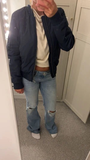 Mörkblå bomberjacka med dragkedja - Säljer en mörkblå bomberjacka från lager 157 