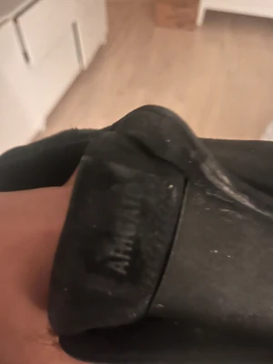 Axel Arigatos - Svarta sneakers från Axel Arigato i mocka med minimalistisk design och platt sula. Skorna har en slip-on modell utan synlig snörning och en diskret logga på plösen. Perfekta för en clean och stilren look.