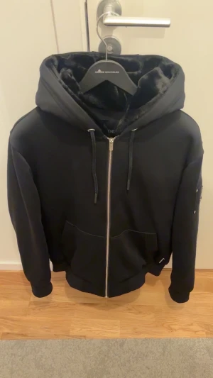 Svart teddyjacka Moose Knuckles L - Jag säljer nu min sons Moose knuckles bunny jacka den är i perfekt skick köptes bara för en månad sen hos johnells. Kvitto och lappar som satt på jackan finns kvar. Pris går att diskutera. Om ni vill ha mer bilder eller frågor är det bara att fråga. Jackan tål -10                                                                    Nypris 4.700kr