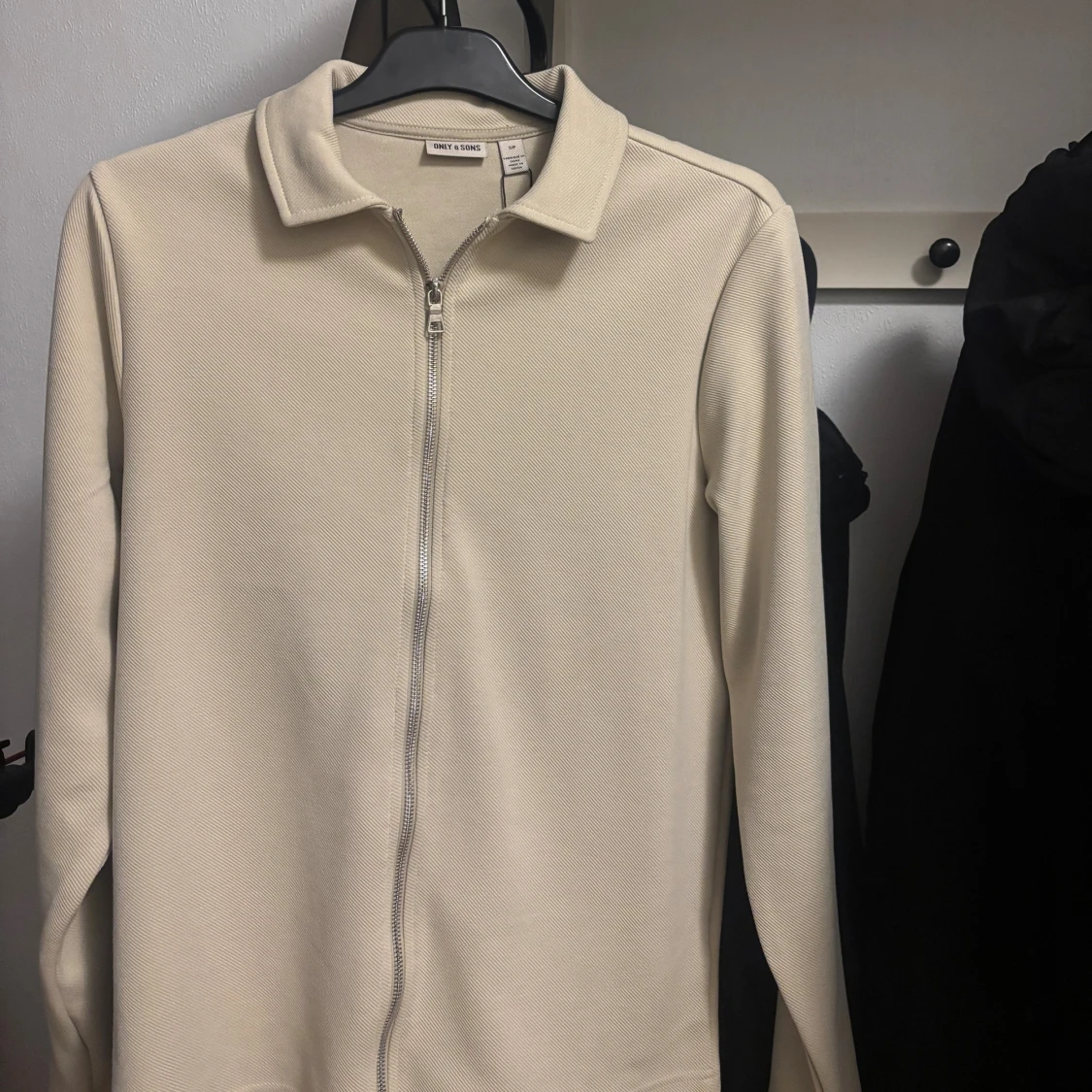 Beige ziptröja från Only & Sons - 1