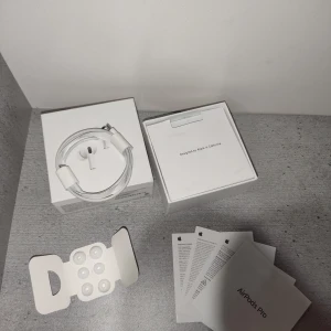 AirPods Pro - Säljer ett par AirPods Pro med USB-C, komplett med originalkartong, laddkabel, extra öronkuddar och manualer. Allt ser ut att vara i mycket gott skick, inga synliga defekter eller slitage. Perfekt för dig som vill ha aktiv brusreducering och hög ljudkvalitet.