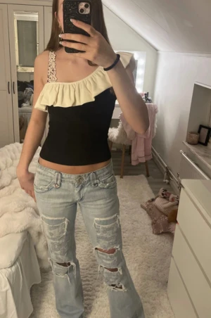 Off shoulder volangtopp  - Säker en off shoulder volangtopp från H&M, storlek S! Aldrig använd av mig och är i super fint skick 