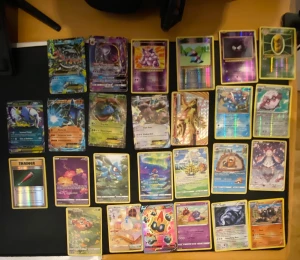 Pokémon kort - Jag säljer min Pokémon samling. Jag har kort från 2016-2025 och de är engelska och japanska. Jag har även plast slevs och hårda plast slevs som man får med på köpet. Om ni vill ha tydligare bilder och har några frågor så dm mig. Pris kan förhandlas.