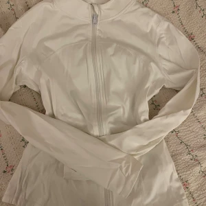 Vit gymtröja - Säljer denna sport/gym tröja för 50kr + frakt! Helt oanvänd och i bra skick! Den är i storlek M och inte genomskinlig. Hör gärna av dig vid frågor och tryck ej på köp nu! ^^
