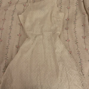 Vit klänning - Söt vit spetsklänning från H&M. Denna klänning köptes för några år sen och säljs inte i H&M längre. Den är i storlek 38 och säljs för 150kr + frakt. Har använts ett par gånger men är i bra skick! ^^ Hör gärna av dig vid frågor och tryck ej på köp nu!