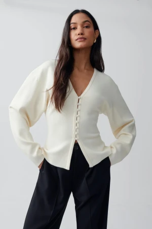 Vit kofta med v-ringning från Gina Tricot - Säljer en söt vit kofta från Gina Tricot med v-ringad hals och knappar framtill. Använd cirka 2 gånger och är i nyskick🥰