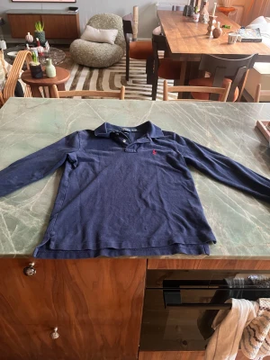 Långärmad mörkblå piké från polo Ralph Lauren  -  Skitsnygg långärmad polo Ralph Lauren, piké med rött polomärke