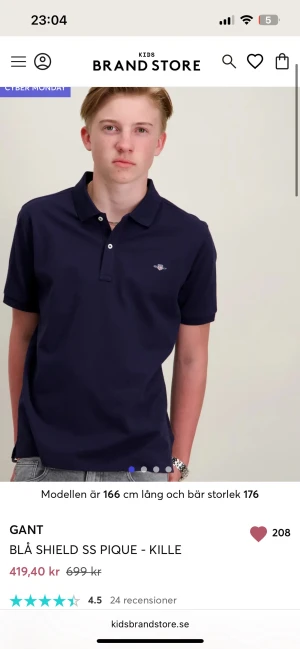 Marinblå pikétröja från GANT - Säljer en klassisk marinblå pikétröja från GANT med liten broderad logga på bröstet. Tröjan har krage, korta ärmar och knäppning med två knappar framtill. Perfekt till jeans eller shorts för en clean look.