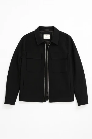 Svart overshirt från Jack&Jones - Svart overshirt från Arket med klassisk krage, två stora bröstfickor och dragkedja framtill. Jackan har en stilren och enkel design som passar till många olika outfits. Materialet är ullblandning som ger en mjuk och varm känsla.