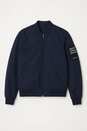 Mörkblå vindjacka från Peak Performance - Snygg mörkblå vindjacka från Peak Performance med dragkedja framtill och ribbade muddar. Barn storlek:160 men funkar om man har XS/S