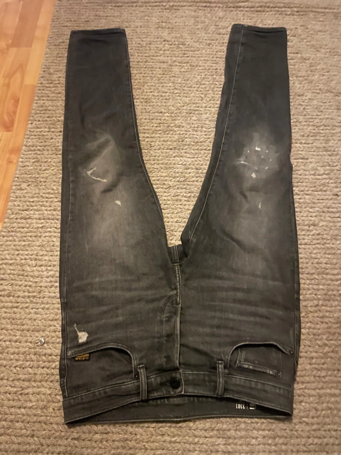 Mörkgrå g star jeans med slitningar använda fåtal ggr  - 1