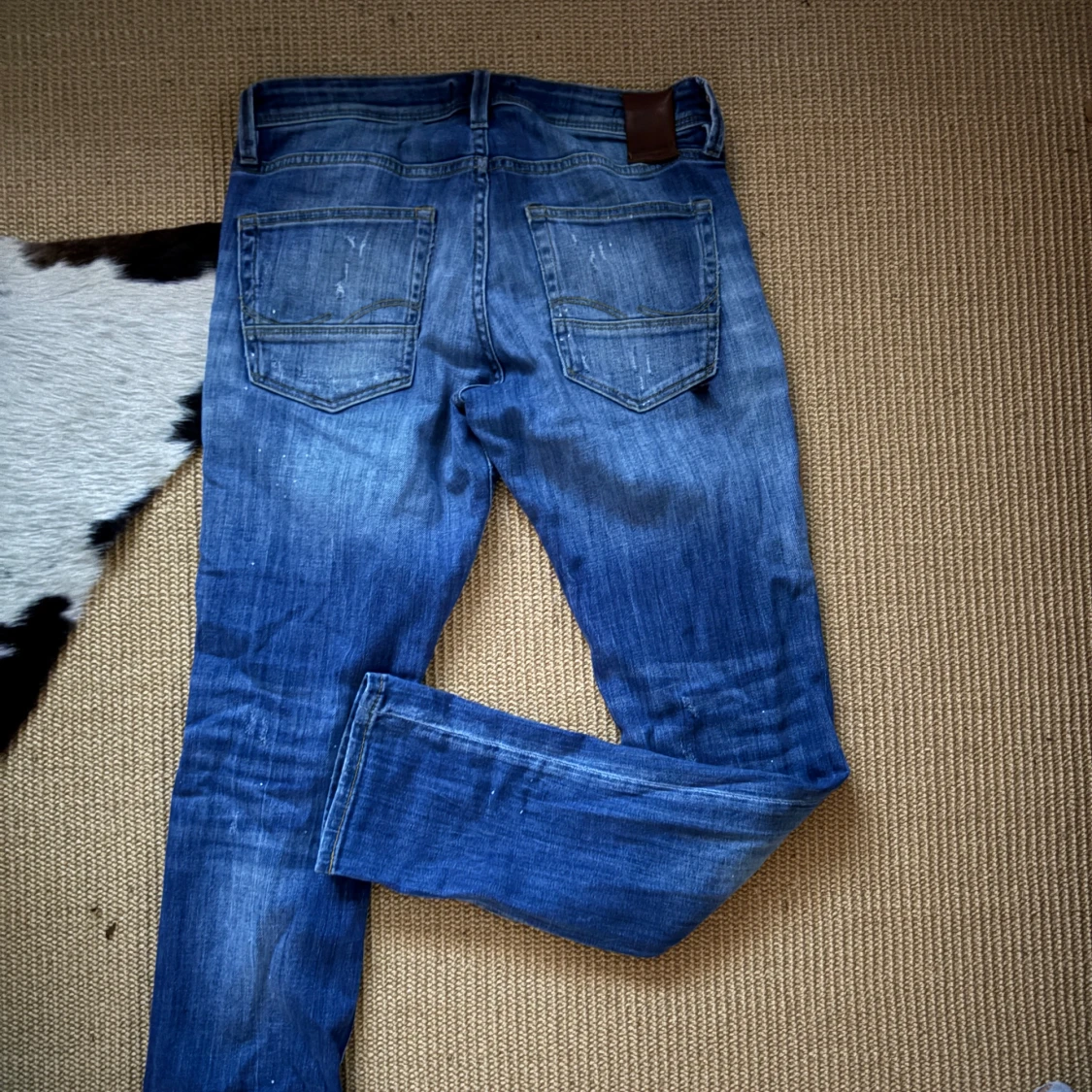 Blå slitna jeans från jack&jones  - 91