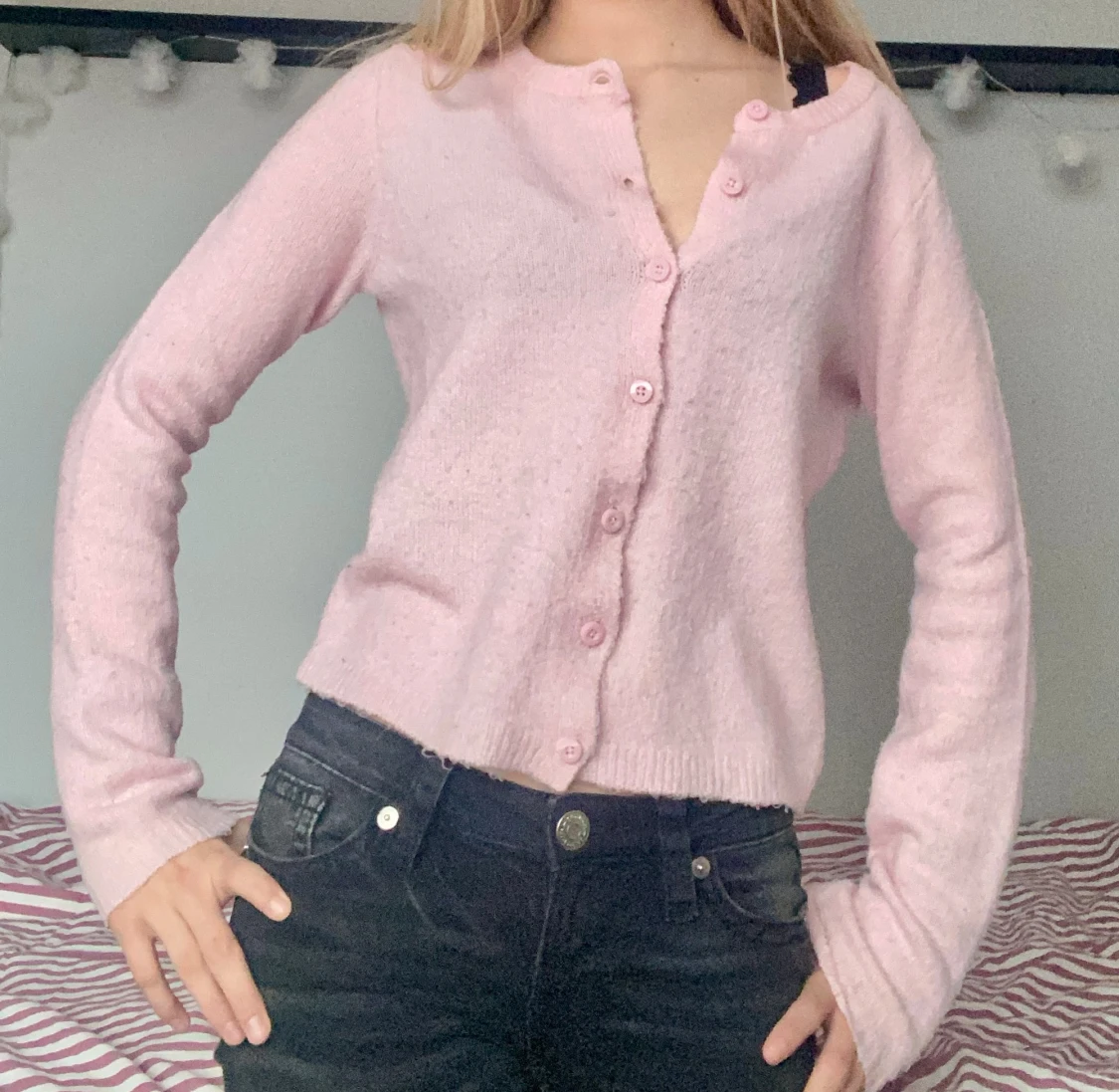 Ljusrosa stickad kofta med knappar