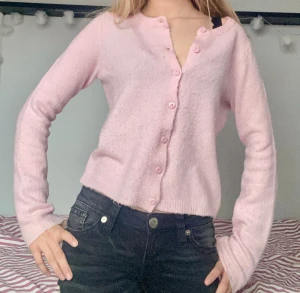 Ljusrosa stickad kofta med knappar - Söt ljusrosa stickad kofta som är såå mysig 💗