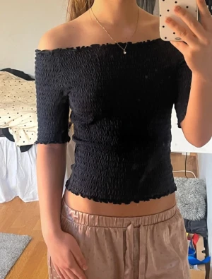 Offshoulder topp - Superfin ribbad offshoulder topp💕Strl 158/164 men passar mig med strl XS. Priset kan diskuteras!
