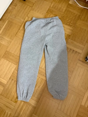 Grå mjukisbyxor från SHEIN, M - Använda men i fint skick 🩷Jag är 161 och det sitter bra i längden för mig🩷