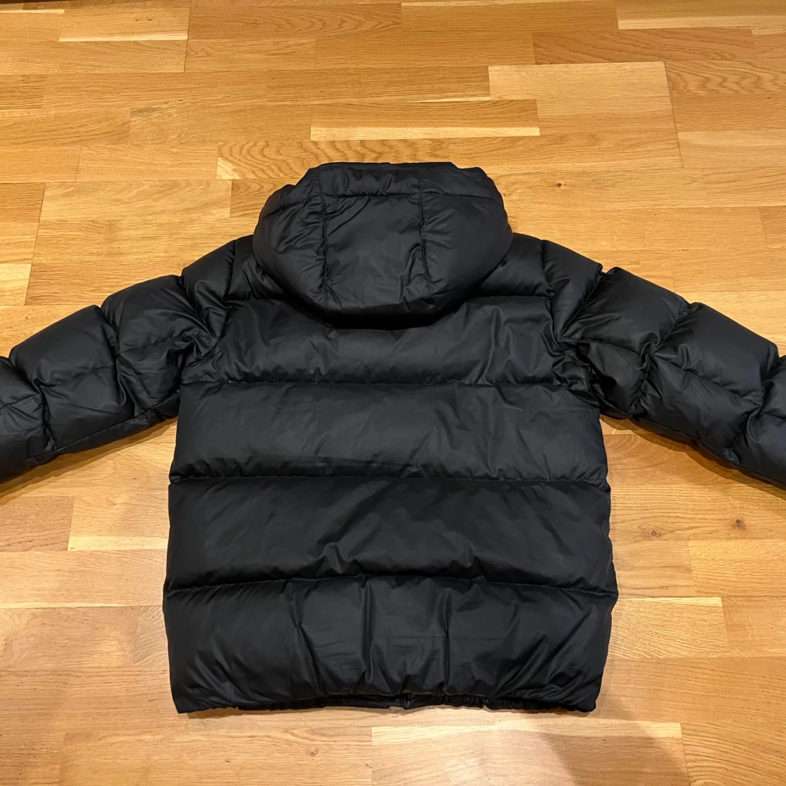 Svart dunjacka från Tommy Hilfiger, strl 164 - 90
