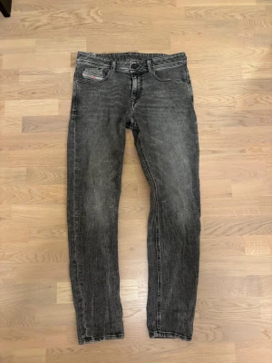 Diesel slimfit jeans - Säljer ett par diesel jeans i svart tvättad färg med snygga och elegant passform. Modellen har smal passform, klassiska fem fickor och detaljerade sömmar. Perfekt för dig som gillar en modern och stilren look. Byxorna är i 30/30