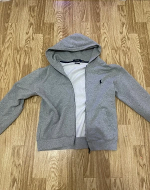 Ralph lauren zip - Ralph lauren zip, använd fast är som ny. Säljer för att den är för liten. Vid snabbaffär kan priset diskuteras fast endast vid snabb affär. Mer info dm!!!