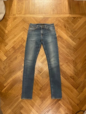 Nudie jeans  - Nudie jeans i riktigt fint skick utöver slitningarna som syns på bilderna | Size: W28 L32 modell Skinny lin🍾