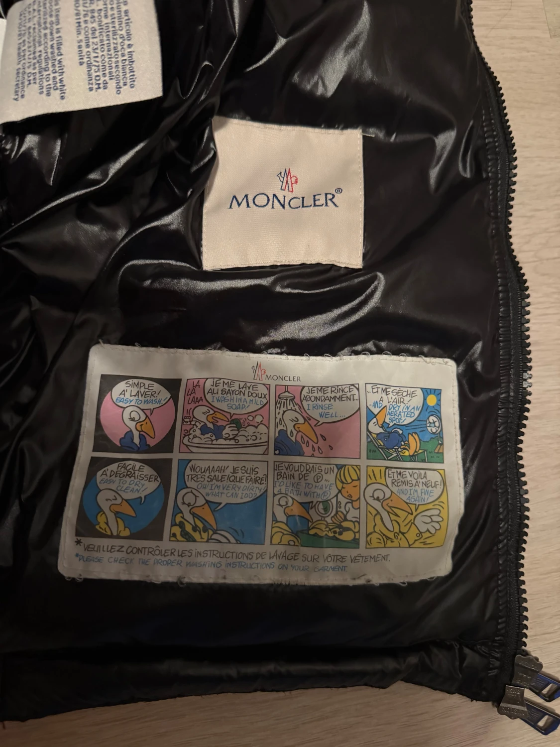 Svart dunväst från Moncler med avtagbar huva - 3