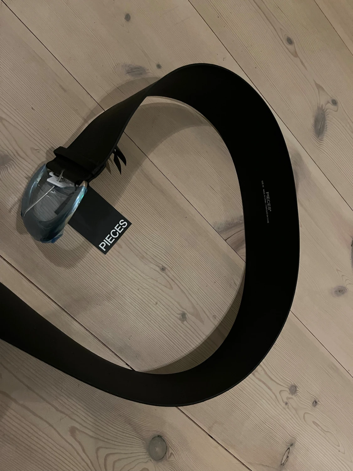 Coolt, trendigt svart brett bälte med silverfärgat spänne  - 1