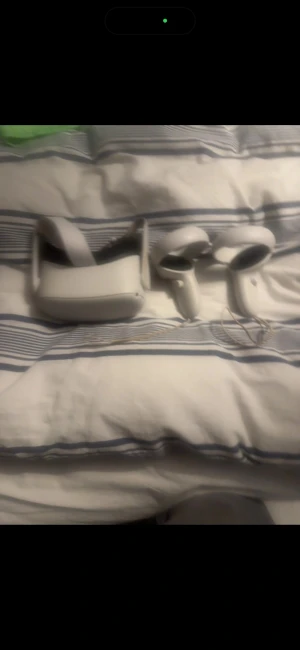 Meta Quest 2 VR-headset - Meta Quest 2 VR-headset med två handkontroller. Allt i vitt utförande och ser ut att vara i gott skick utan synligt slitage. Perfekt för dig som vill uppleva VR-spel och appar trådlöst. Levereras komplett med huvudband och handledsremmar.