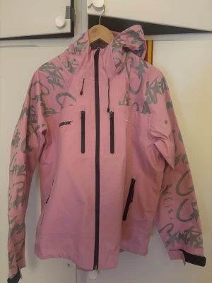 Corteiz Elitework Jacka - Rosa Corteiz Elitework jacka. Storlek M TTS, använd fåtal gånger. Perfekt skick! Inga konstigheter med jackan.