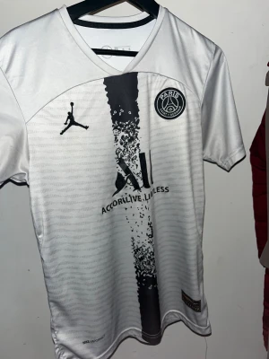 PSG Messi 30 vit fotbollströja Nike - Paris Saint-Germain fotbollströja med Messi 30 på ryggen. 